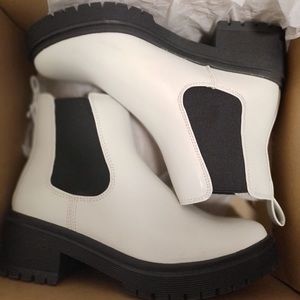 WHITE NEW CHELSEA BOOT SIZE 7